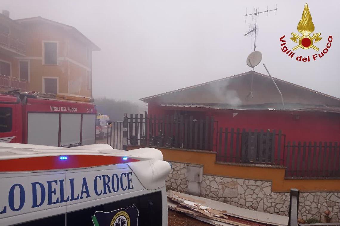 Bombola esplode in un'abitazione: crolla il tetto, ferite due persone