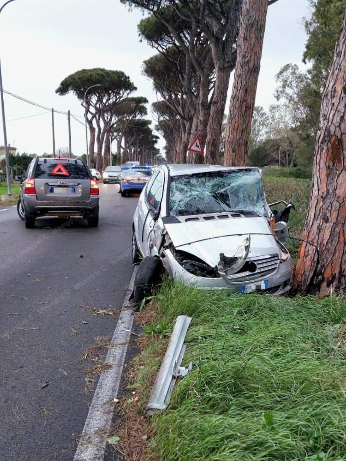 Finisce contro un albero dopo lo scontro tra auto, ferito un trentenne