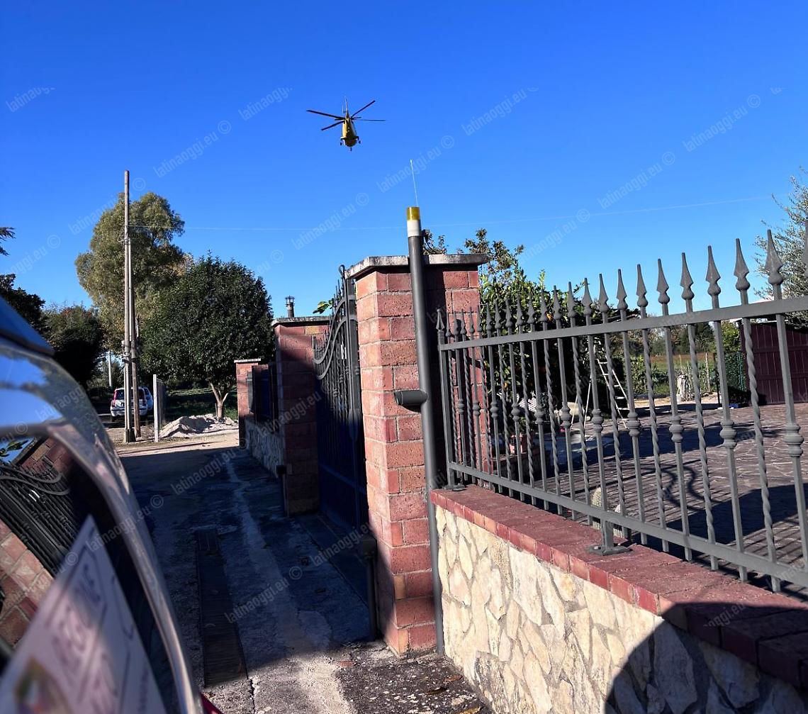 Cade dall'albero mentre installa le luci per Natale, elitrasportato a Roma