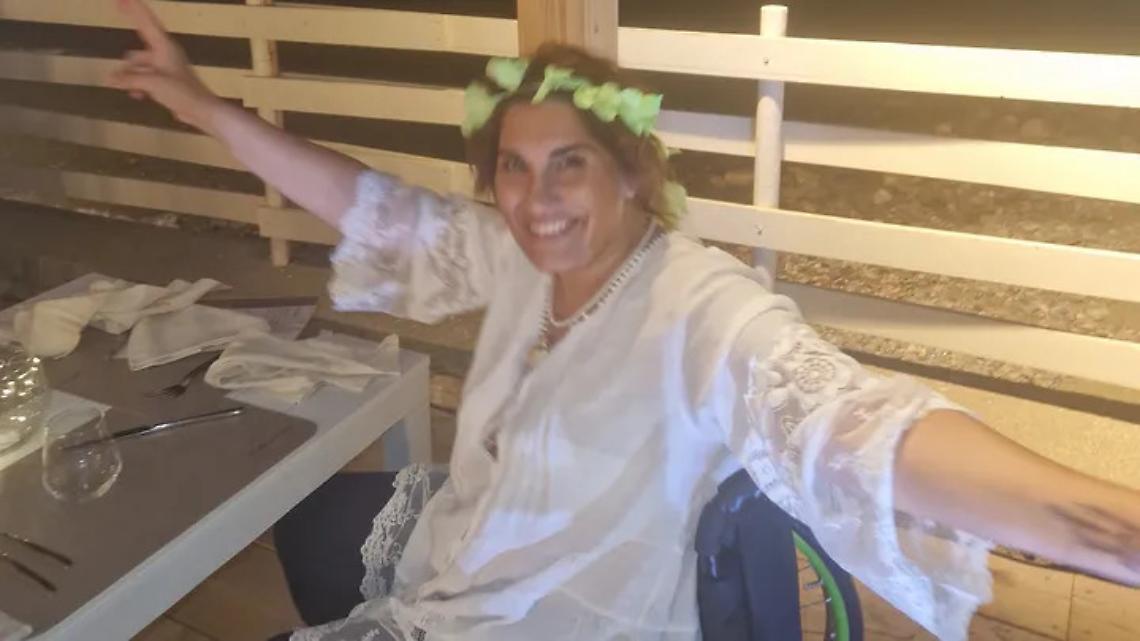 Serve un ascensore per uscrie, Raffaella, affetta da sclerosi, apre la raccolta fondi