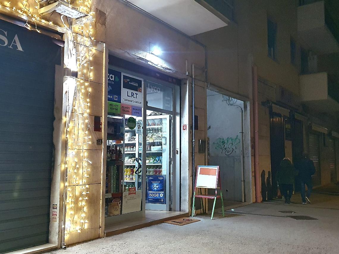 Botte nel market per gli alcolici: due arresti, complici in fuga
