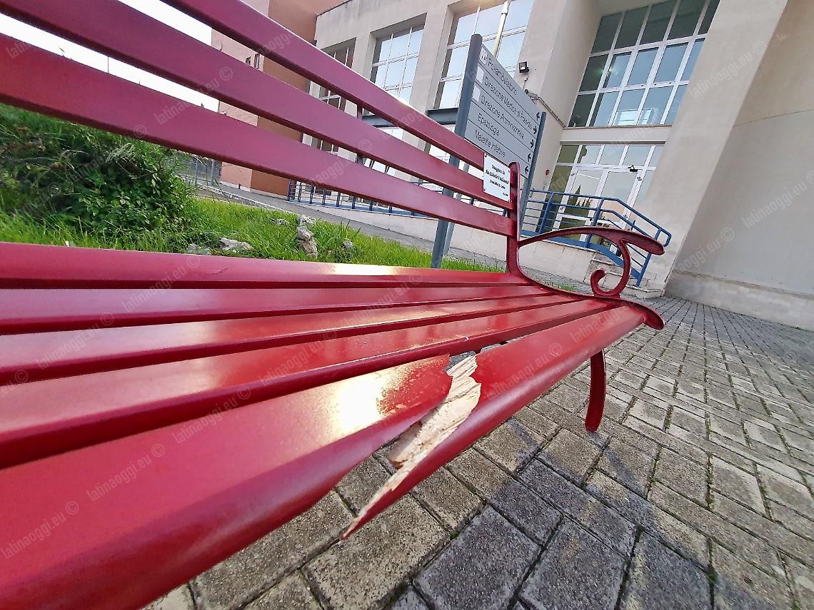 Vandalizzata la panchina rossa  installata da pochi giorni