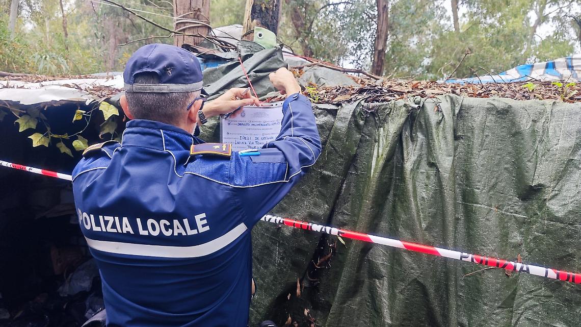 Baracche tra i rifiuti, scatta il sequestro del terreno