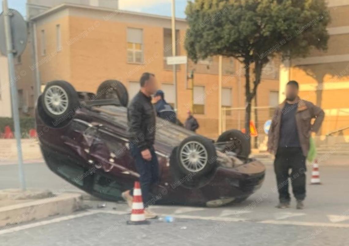Si ribaltano con l'auto e finiscono in ospedale