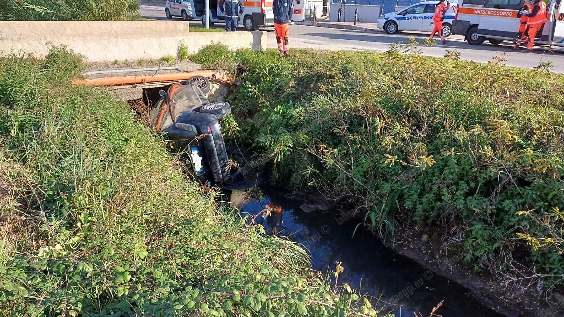 Provoca l'incidente e finisce con l'auto fuori strada: positiva ad alcol e stupefacenti