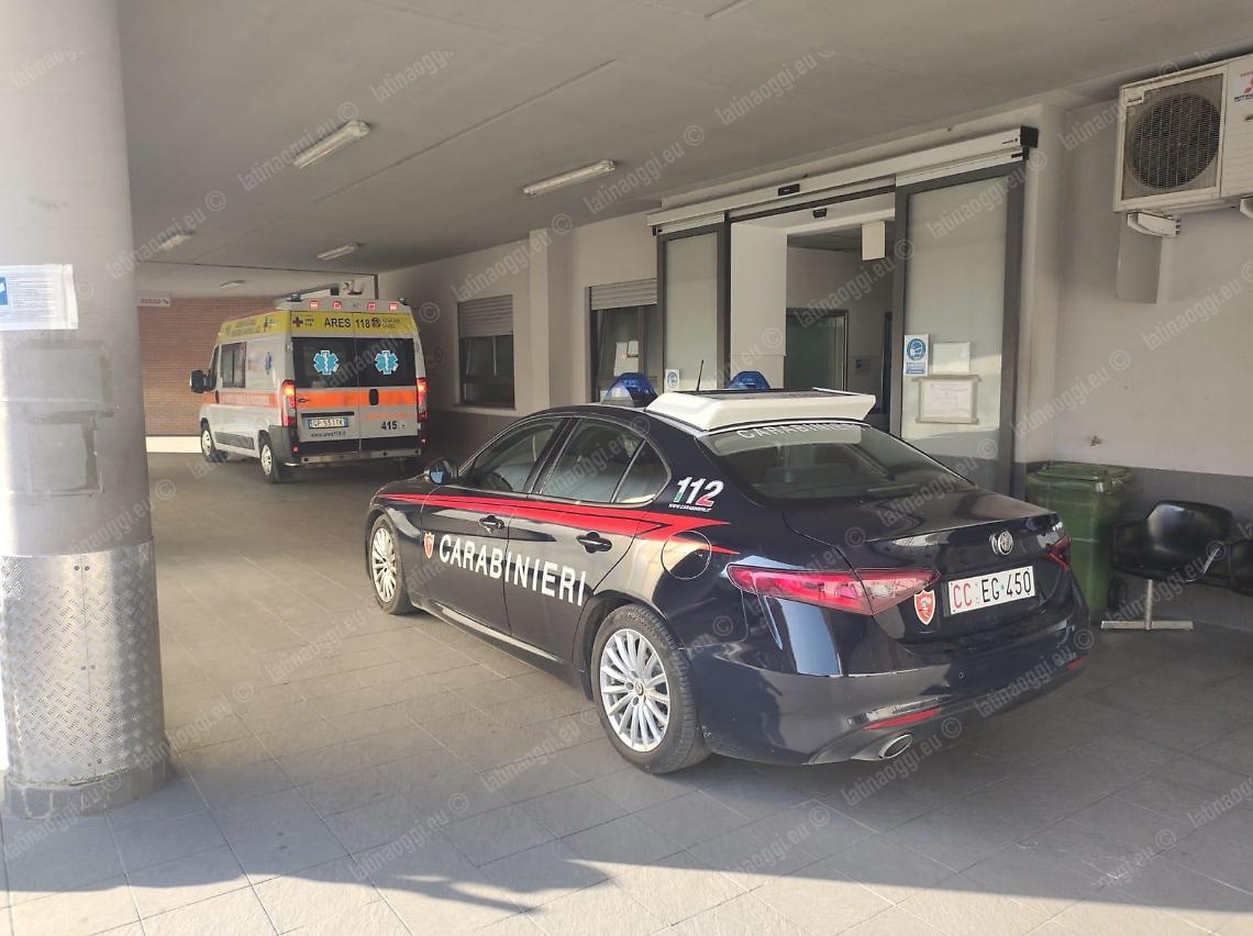 Picchiato e rapinato alla fermata dell’autobus: è caccia ai banditi