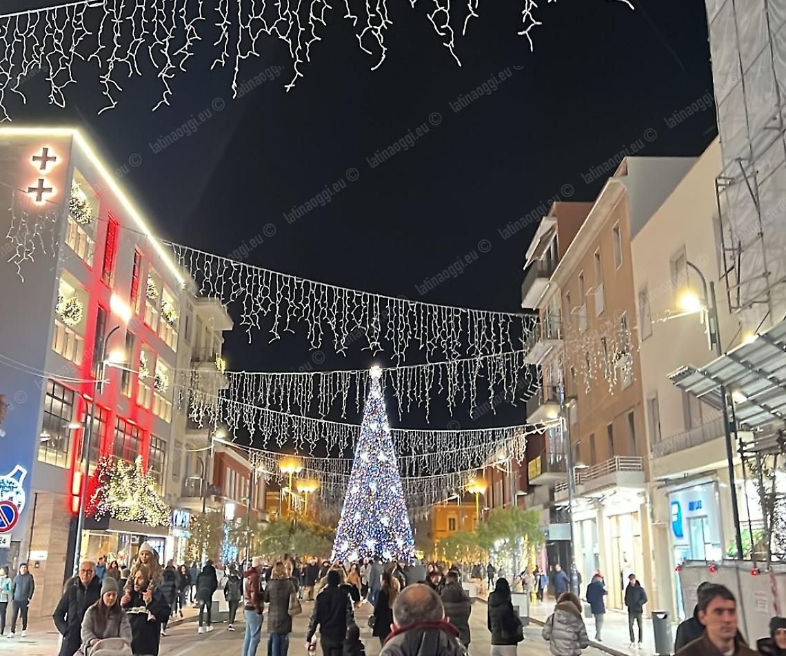 Le luminarie in centro a Latina arrivano a dieci giorni dal Natale
