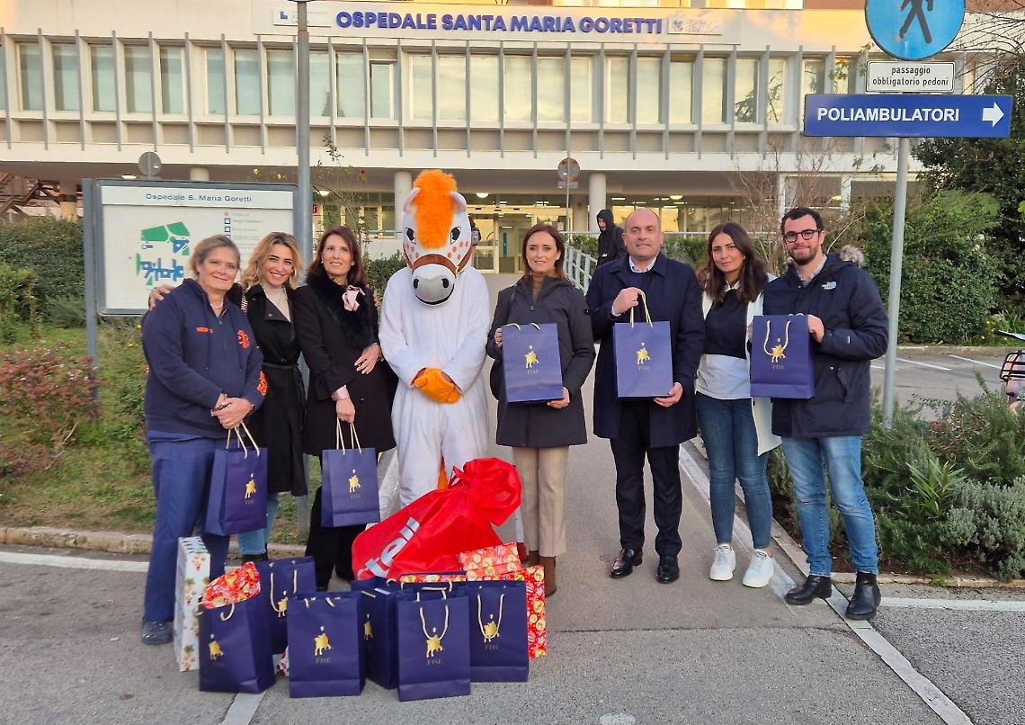 Sport solidale, doni consegnati ai piccoli pazienti del Goretti