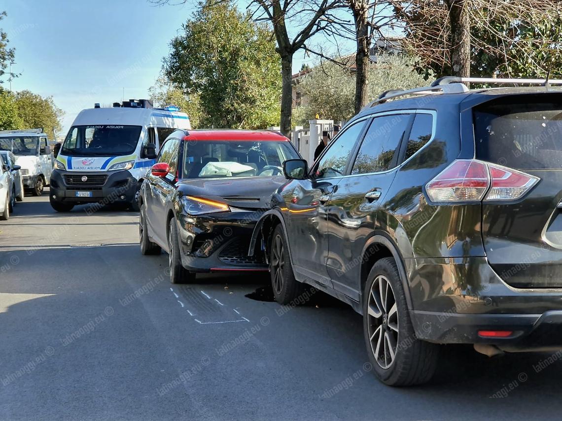 Frontale tra due auto, chiusa via Toscana