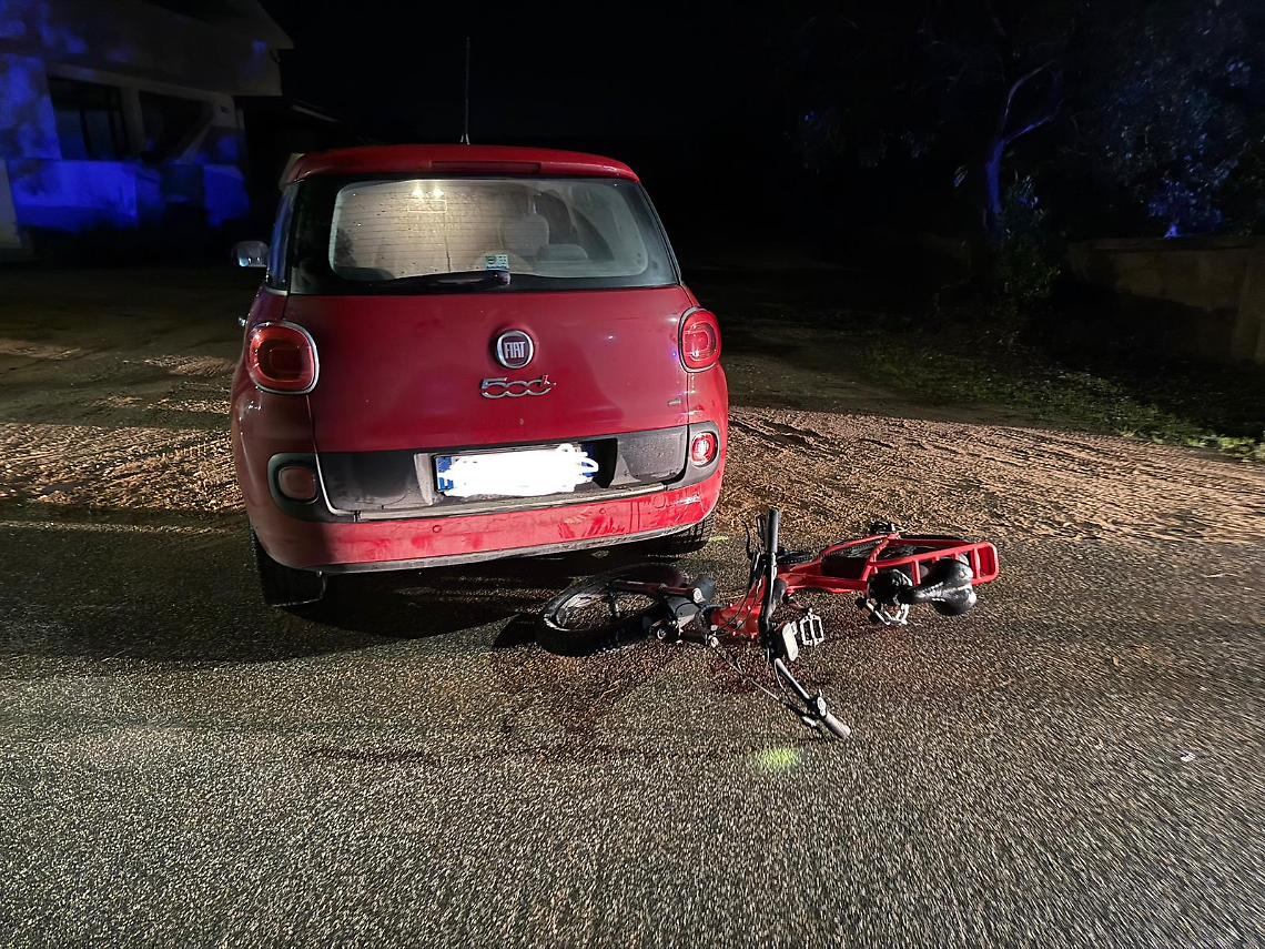 Con l'auto a retromarcia urta un ciclista, giovane ferito