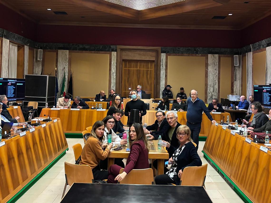 Bilancio, tagliola agli emendamenti: l'opposizione occupa l'Aula consiliare