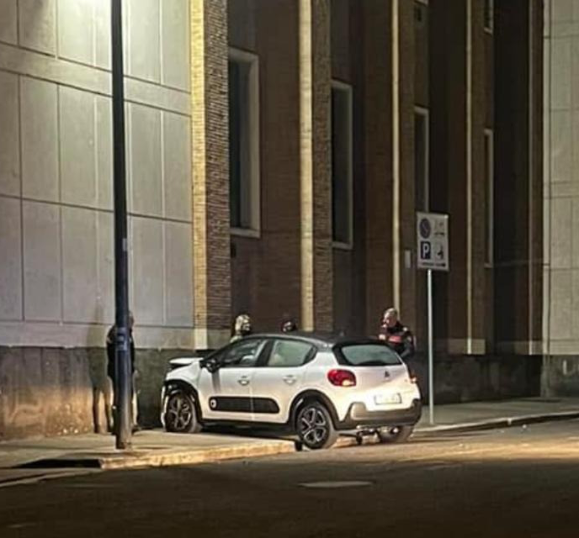 Neopatentato sbaglia manovra e finisce contro il muro del Tribunale