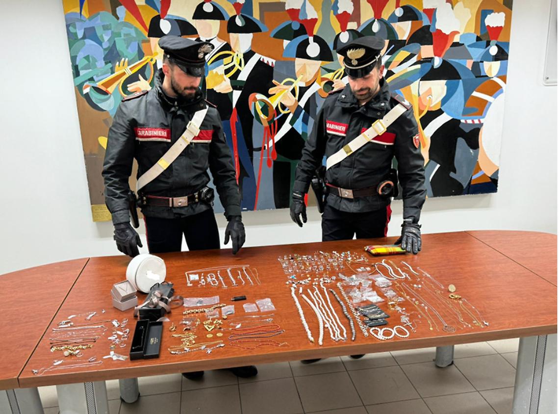 Dipendente infedele arrestata: rubava gioielli dal negozio in cui lavorava