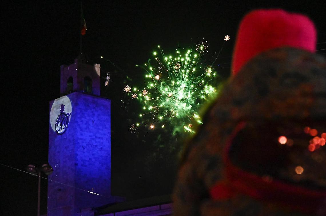 Torna la Befana volante dalla Torre Civica
