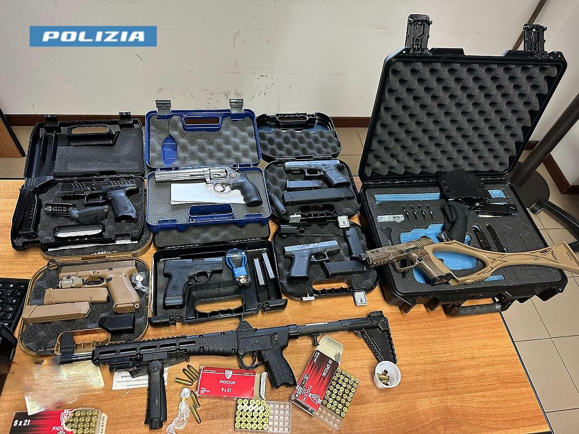 Festeggia Capodanno sparando con la pistola dal balcone e filmando tutto per i social: denunciato