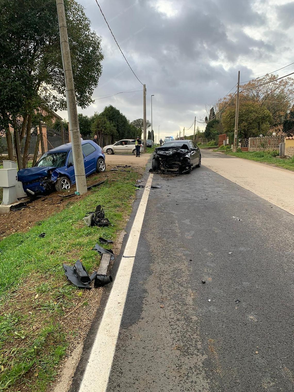 Scontro frontale tra due auto, feriti una madre con un bambino e un uomo 