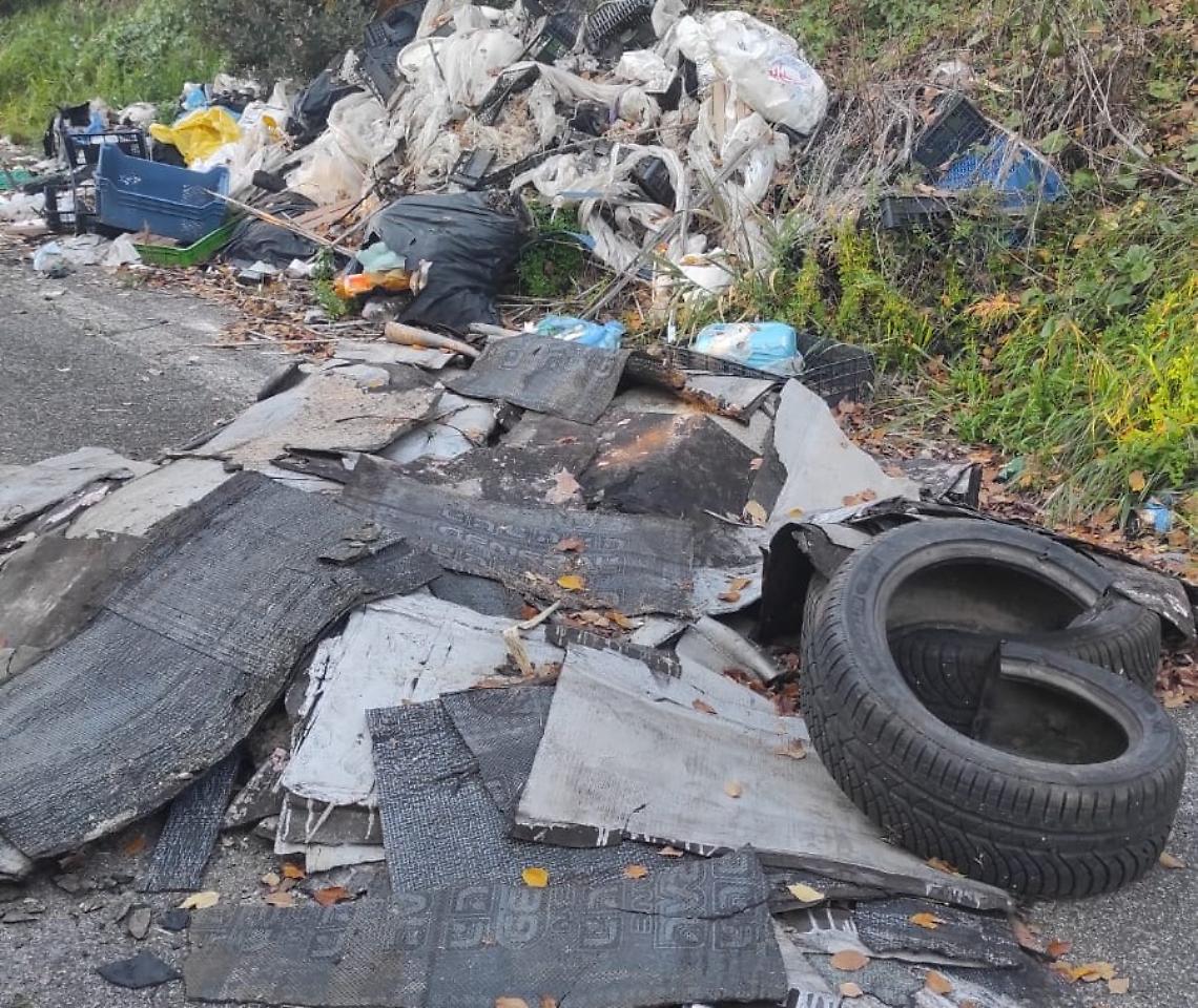 Cumuli di rifiuti e discariche abusive sui Monti Lepini