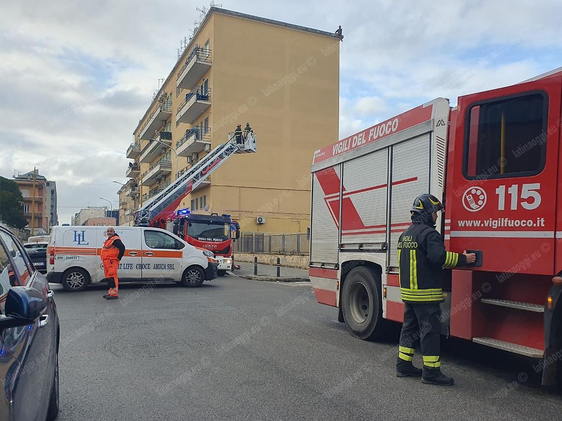 Minaccia di lanciarsi dal tetto del palazzo, sul posto Vigili del Fuoco, Polizia e Carabinieri