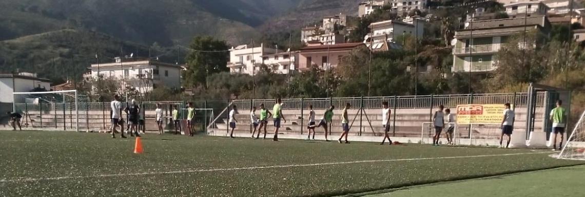 Petardi e caos alla partita: i tifosi scortati dalla polizia