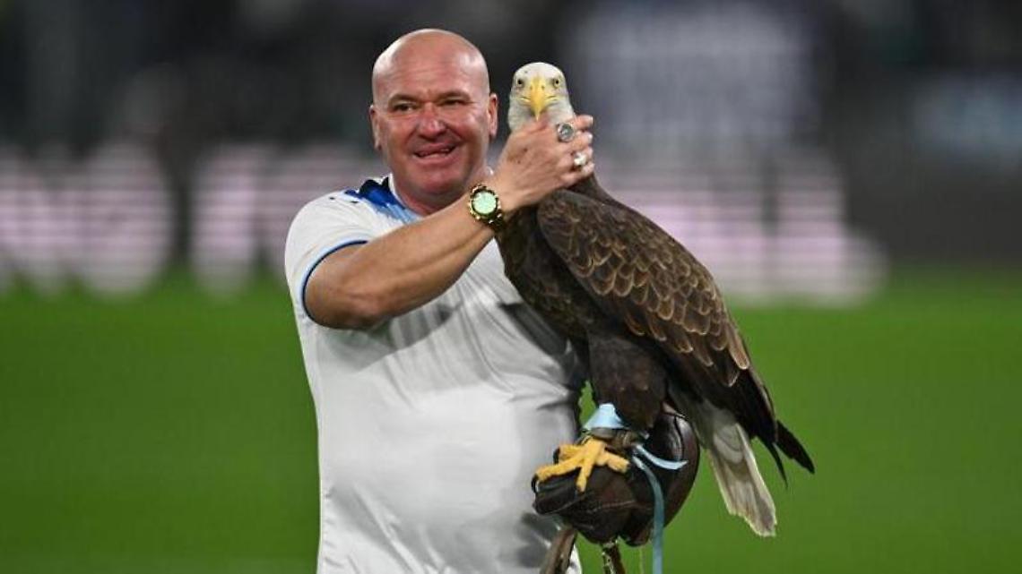 Licenziato il falconiere della Lazio, Juan Bernabè e il medico che lo ha operato