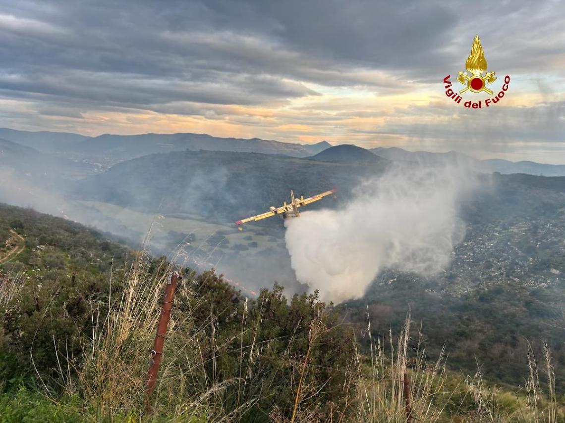 Incendio sui Monti Lepini, necessario l'intervento del Canadair