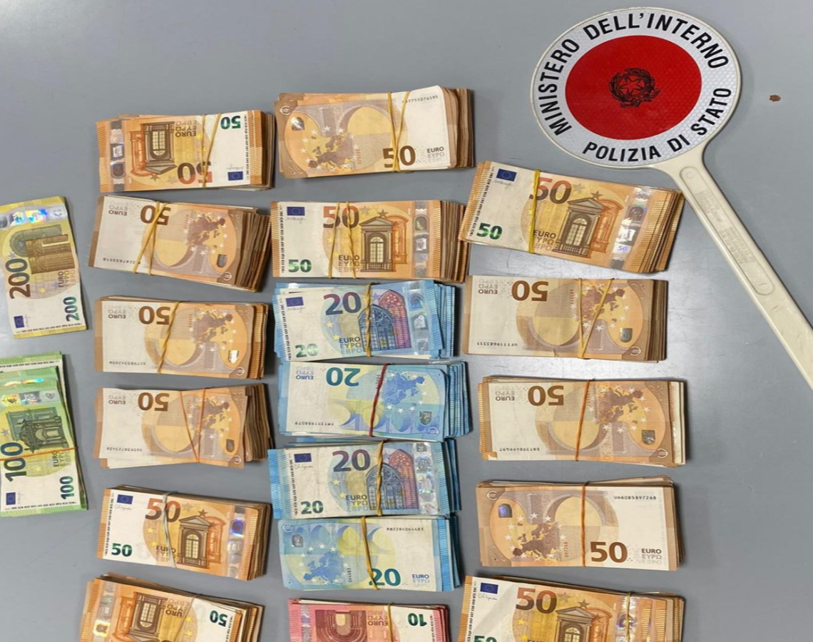 Esami per la patente con il trucco, sequestrati 73mila euro e indumenti per nascondere le videocamere e auricolari