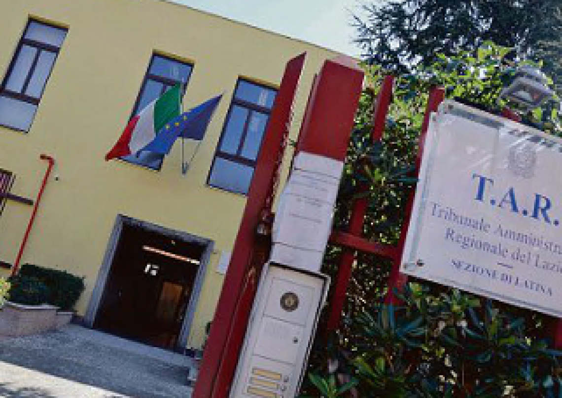 Permesso di soggiorno senza un contratto, il Tar approfondisce e sospende l'espulsione