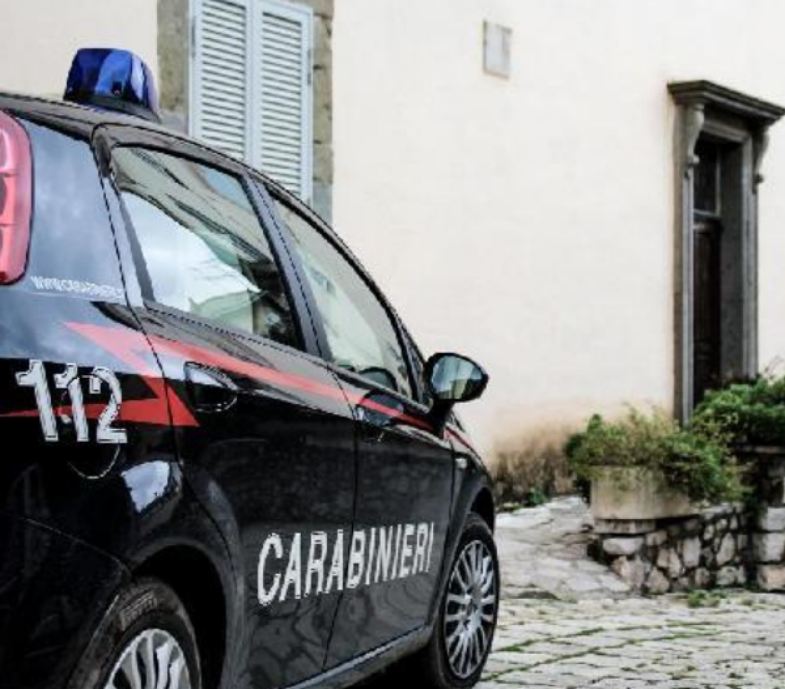Litigano per una donna, poi vanno dai carabinieri: denunciati entrambi per lesioni
