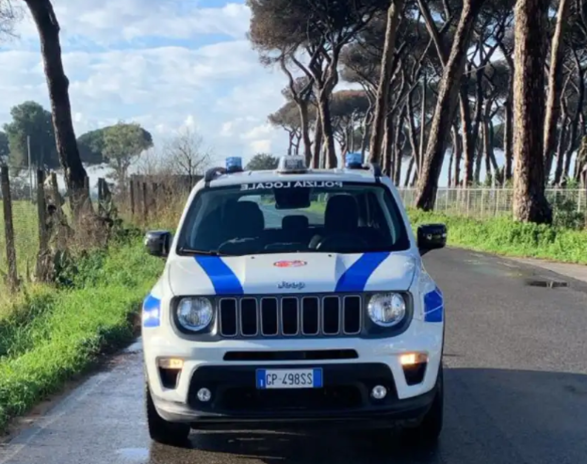 Cadono rami in strada, chiusa via Selciatella