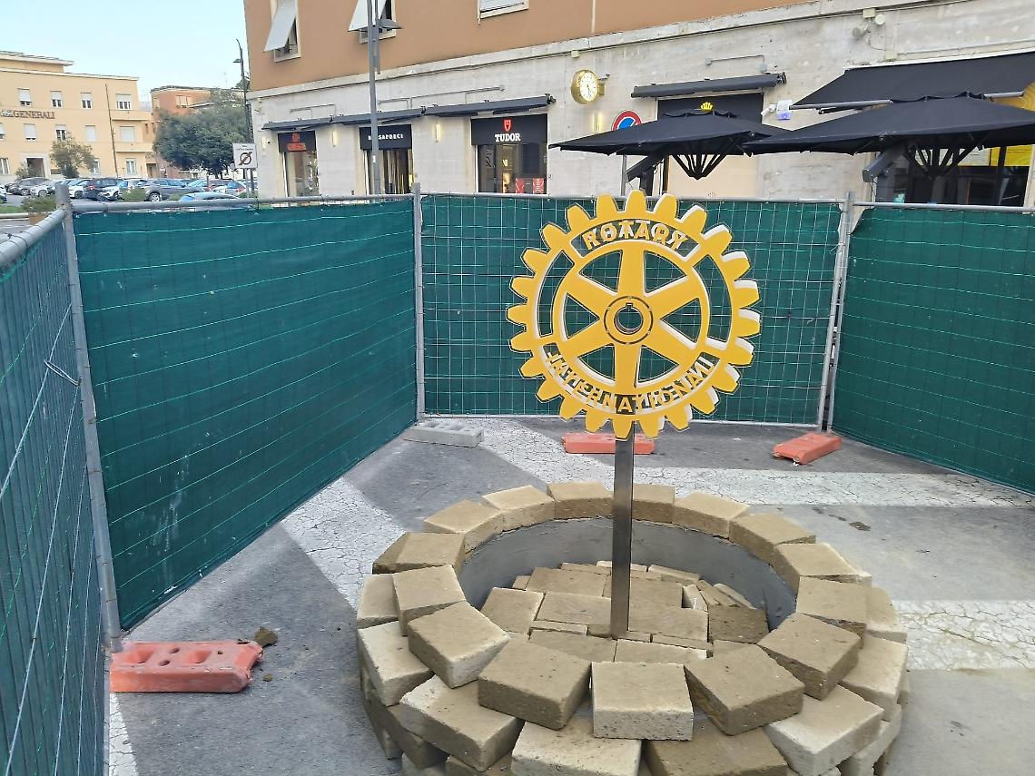 Un manufatto del Rotary Club installato nell'isola pedonale