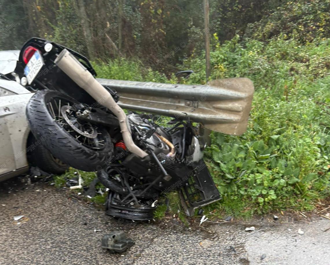 Grave incidente tra moto e auto, giovane centauro finisce nel fossato