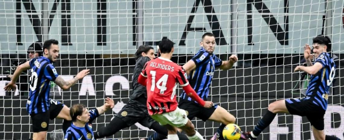 de Vrij , all'ultimo respiro, salva l'Inter dal terzo ko in un derby