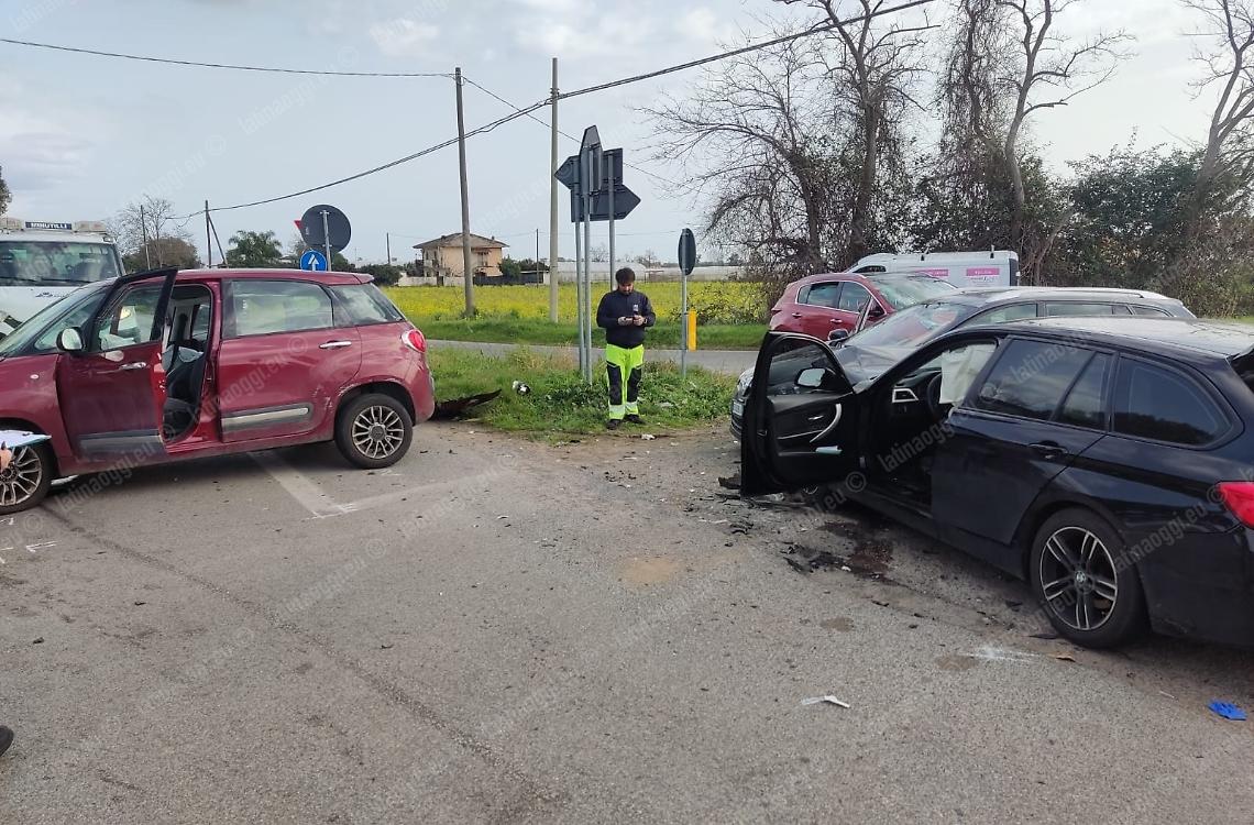 Incidente sulla Pontina, tre auto coinvolte e sei feriti