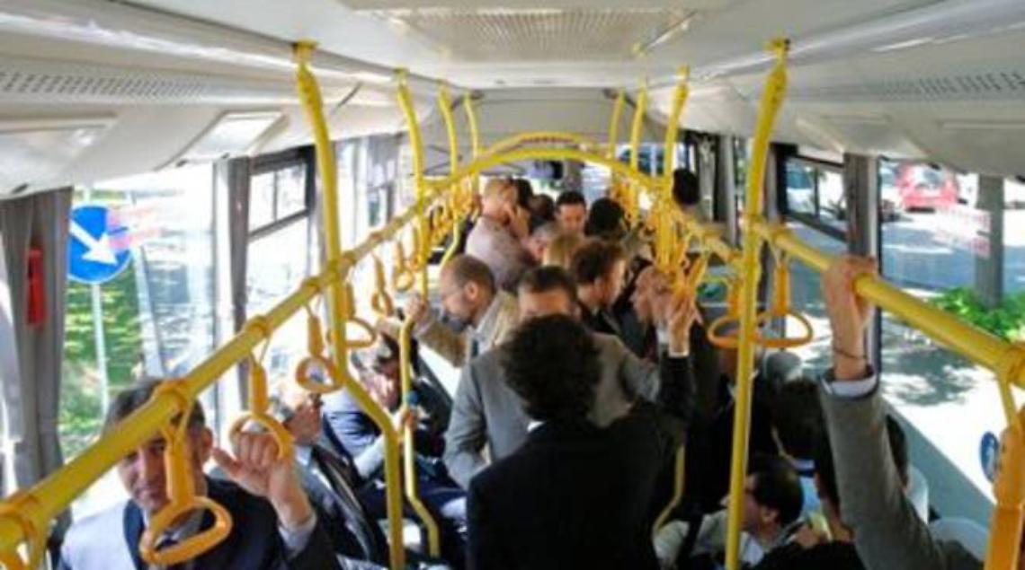 Si masturba sul bus davanti agli studenti, indagato un 48enne