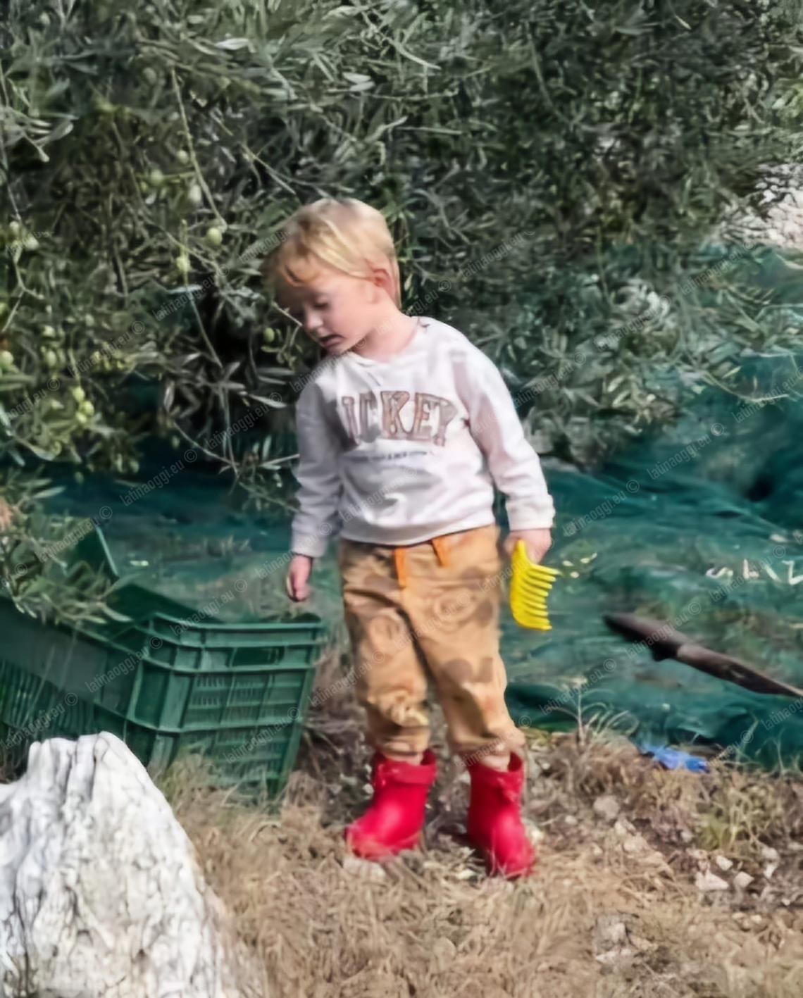 Tragedia in piscina, la comunità dà l’ultimo saluto al piccolo Luigi