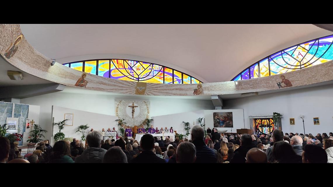 Una folla commossa per i funerali di Marco Ialleni