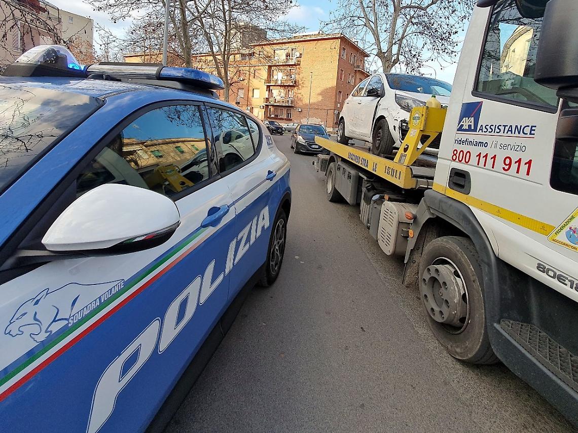 Urta le auto in sosta e si allontana, a 87 anni guidava senza patente