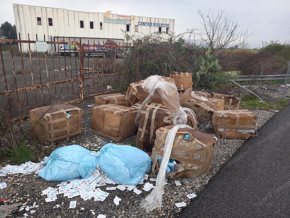 Mascherine scaricate sotto un ponte della Pontina, nuovo ritrovamento