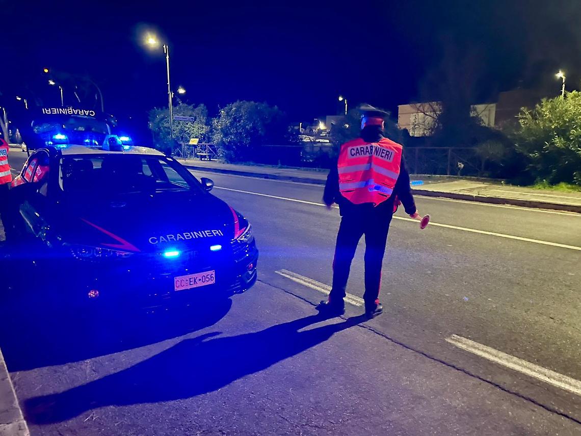 Denunciato 19enne per spaccio di droga: durante la perquisizione trovato anche un coltello