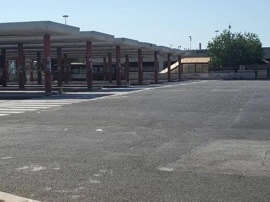 Aggressione alla fermata del bus: rapinatore arrestato grazie alla lucidità della vittima