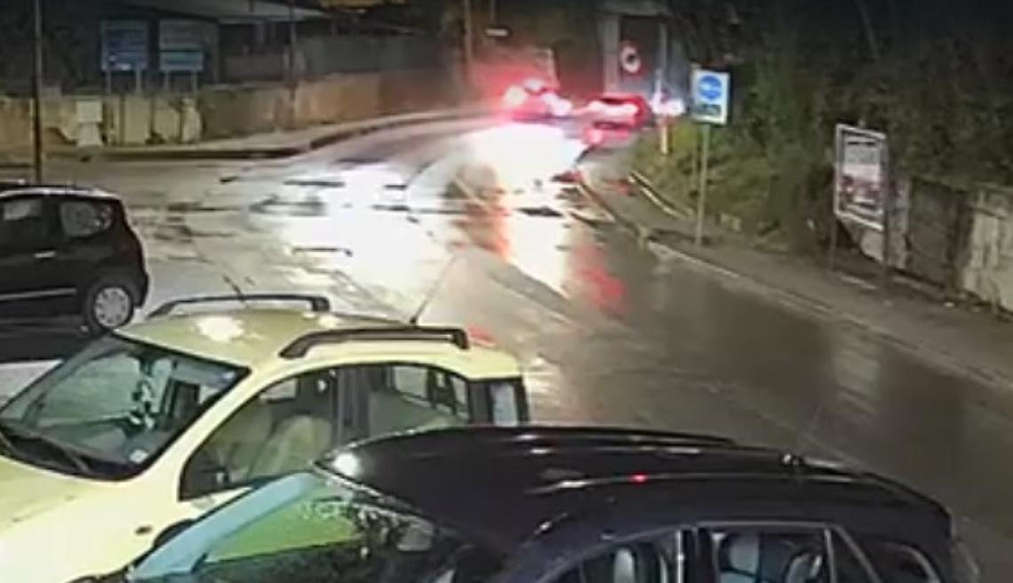 Terrificante incidente frontale  dopo il folle sorpasso, le immagini in un video