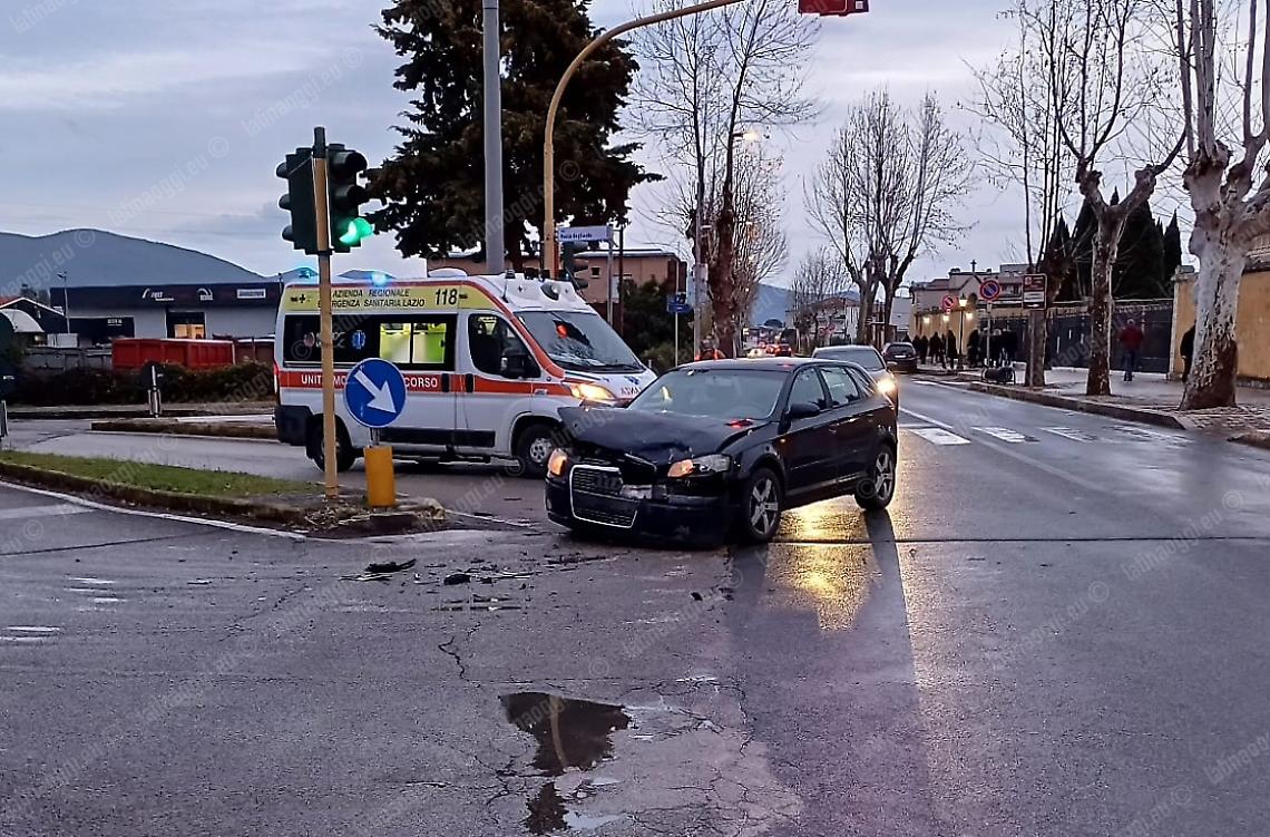 Scontro tra Audi all’incrocio, caccia al pirata della strada