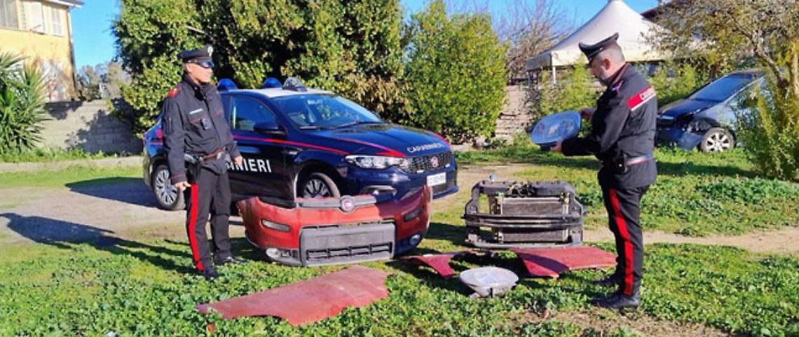 Pezzi di un'auto in casa: non dà spiegazioni e viene denunciato