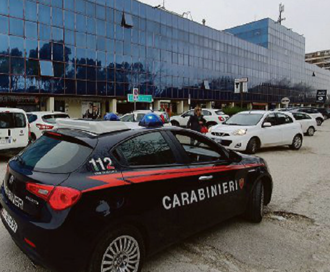 Il ladro solitario colpisce in farmacia, rompe il vetro della porta e ruba la cassa