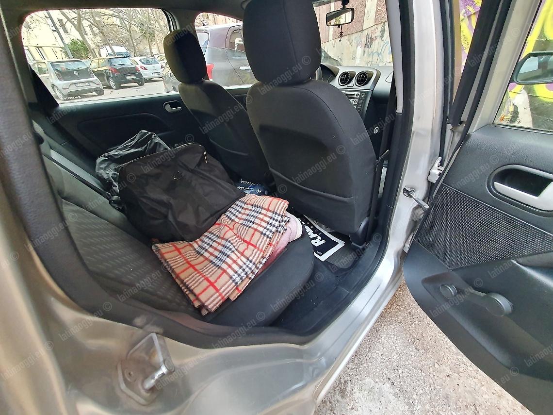Resta senza sussidio, finisce a dormire dentro la macchina