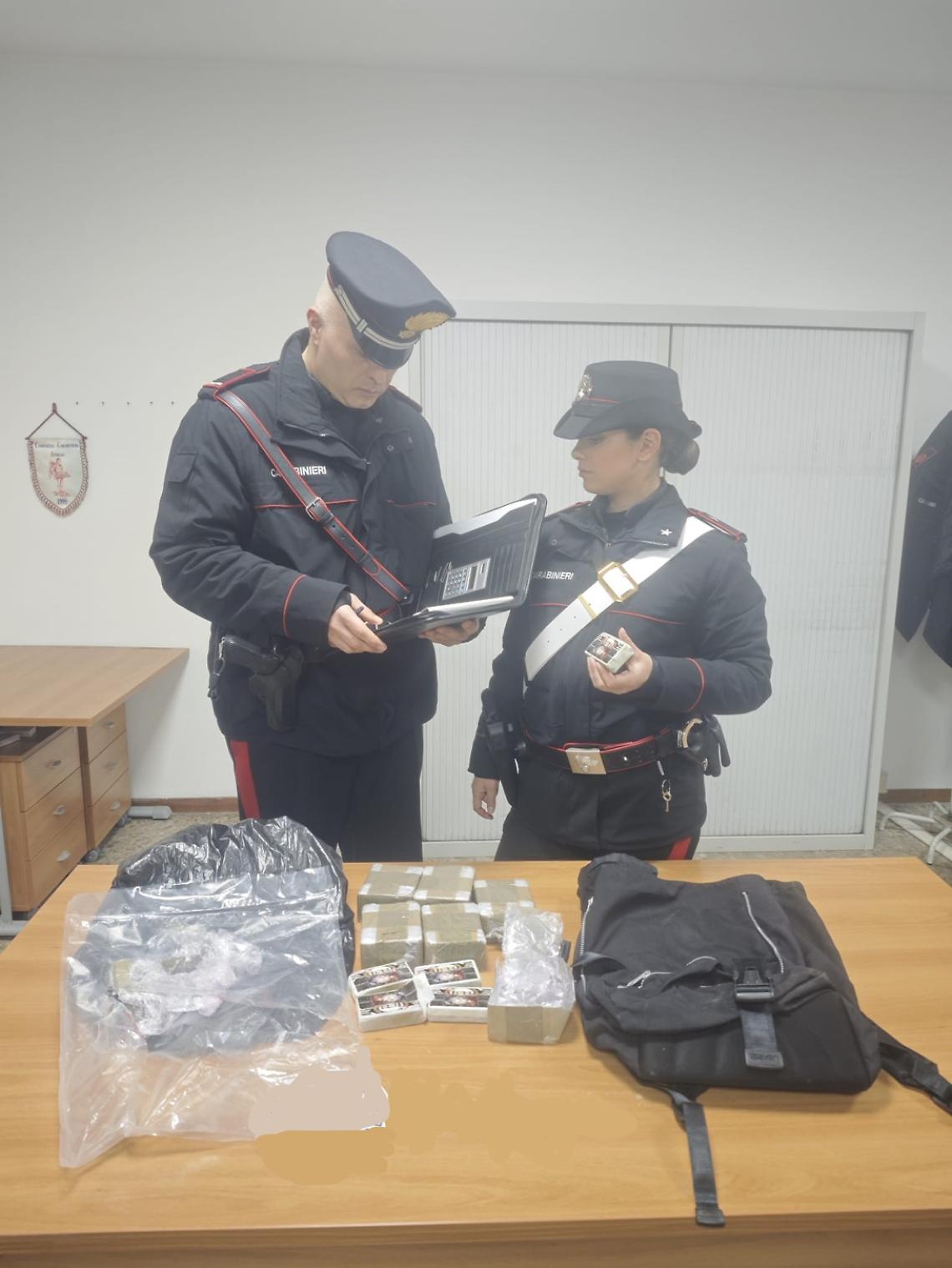 Busta sospetta con 3 chili di hashish trovata fuori da un negozio: indagini in corso
