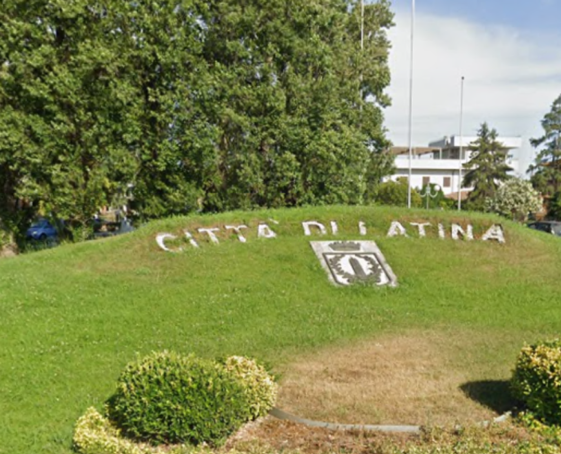 Si separa dalla moglie, si ubriaca e con l'auto distrugge la rotonda: condannato