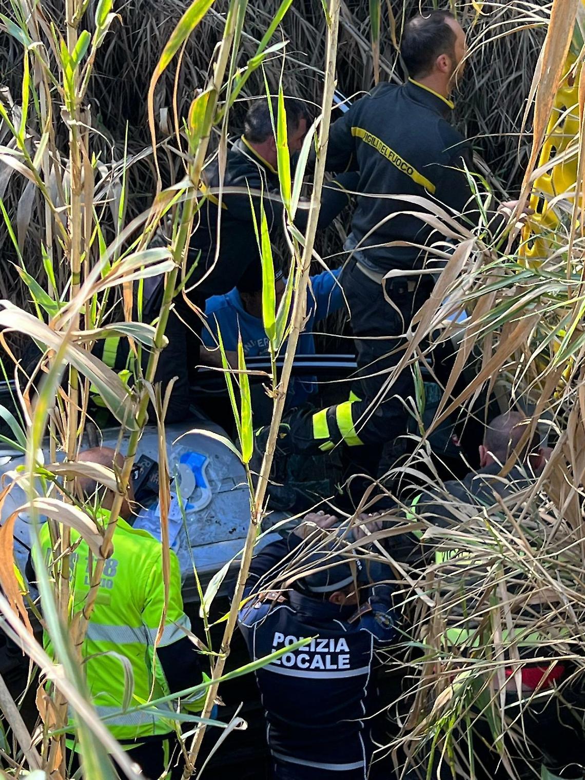 Finisce con l'auto fuori strada, positivo al test sulla droga