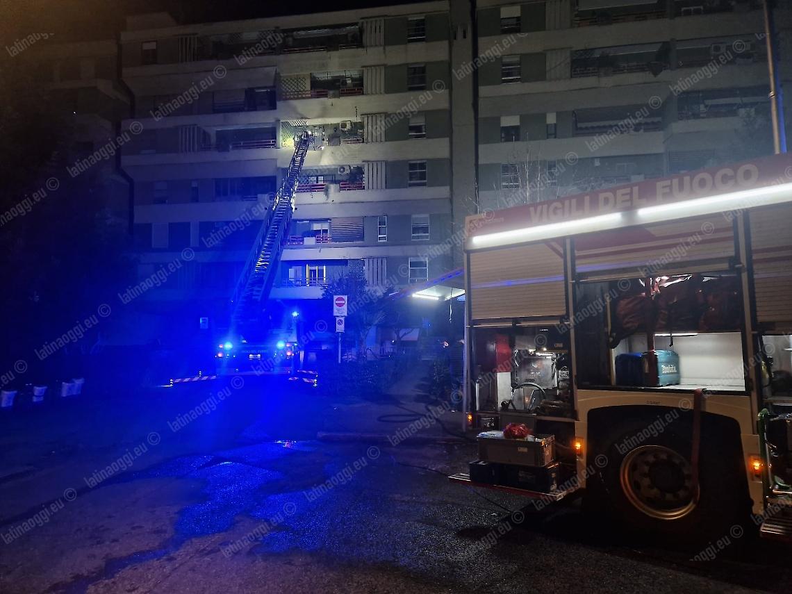 Brucia il quadro elettrico, paura in un condominio