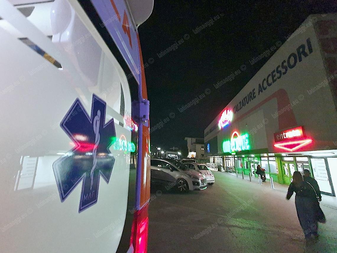 Incidente nel negozio. Anziana cade dalla scala mobile e perde i sensi